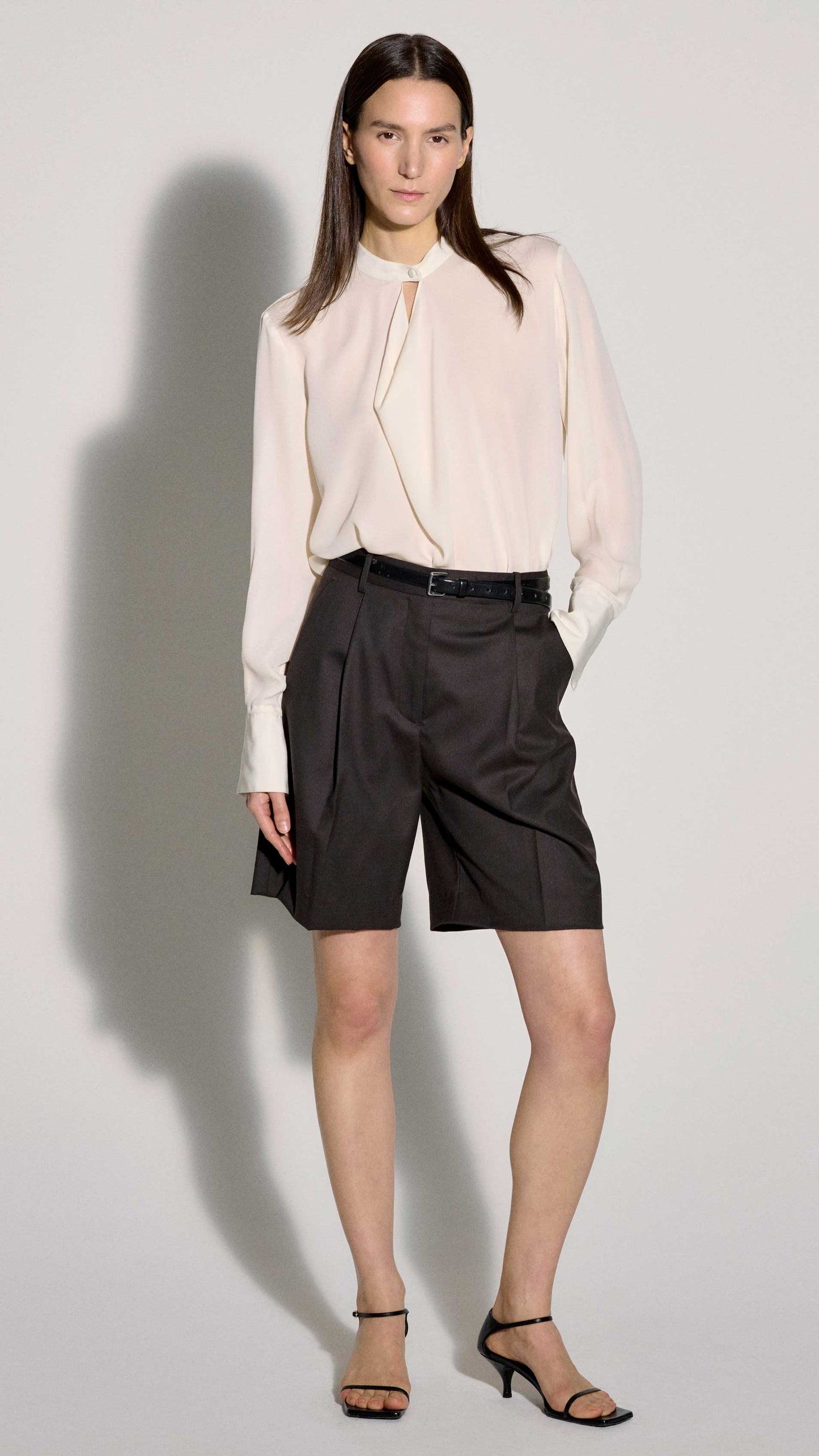 Pleated Shorts in Seasonless Wool | Smoke